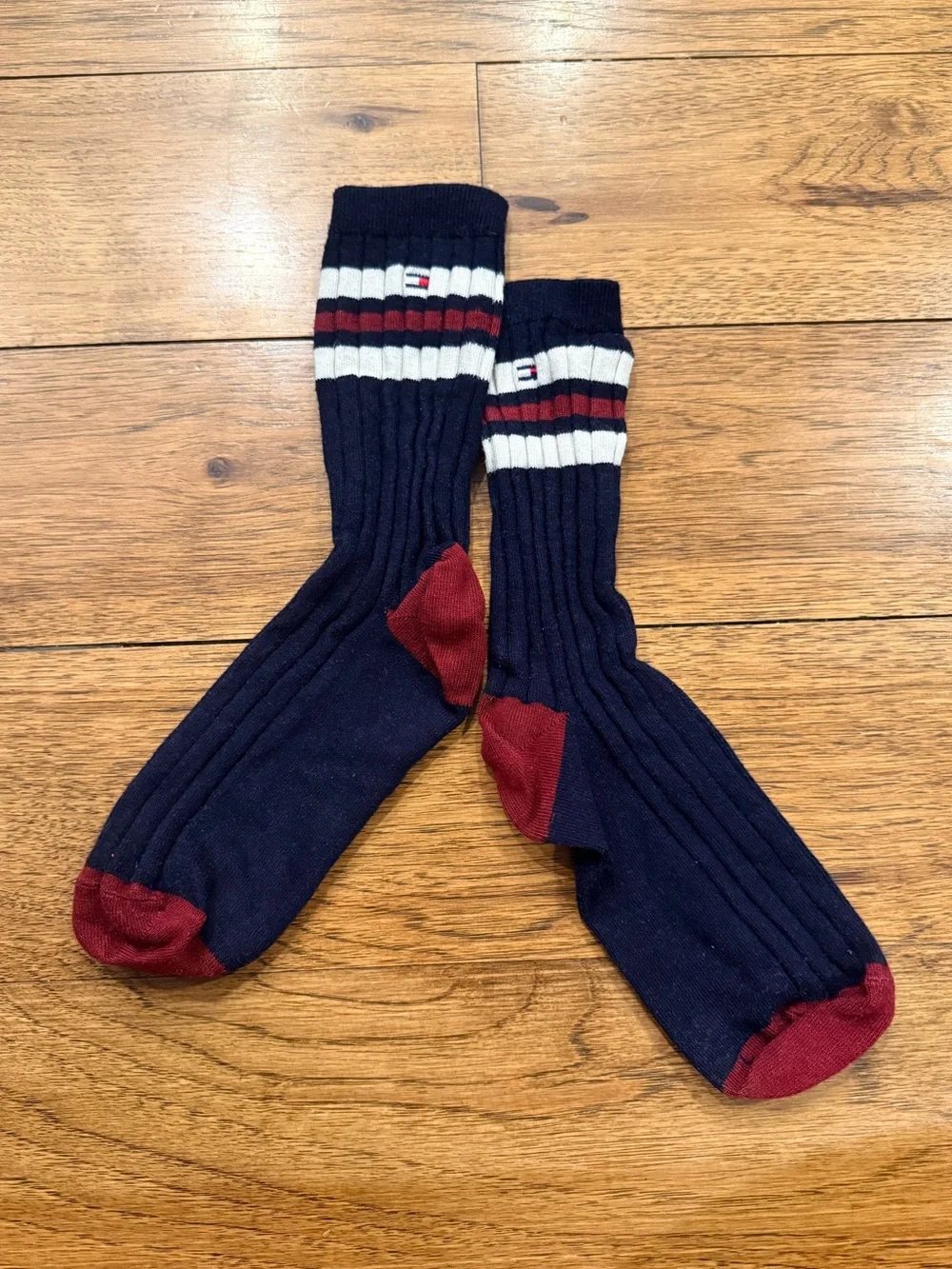 NEVER WORN Tommy Hilfiger Men's Navy Ribbed Crew Socks with Burgundy Accents